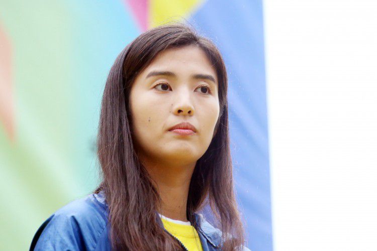 白丝女仆被强扒内裤